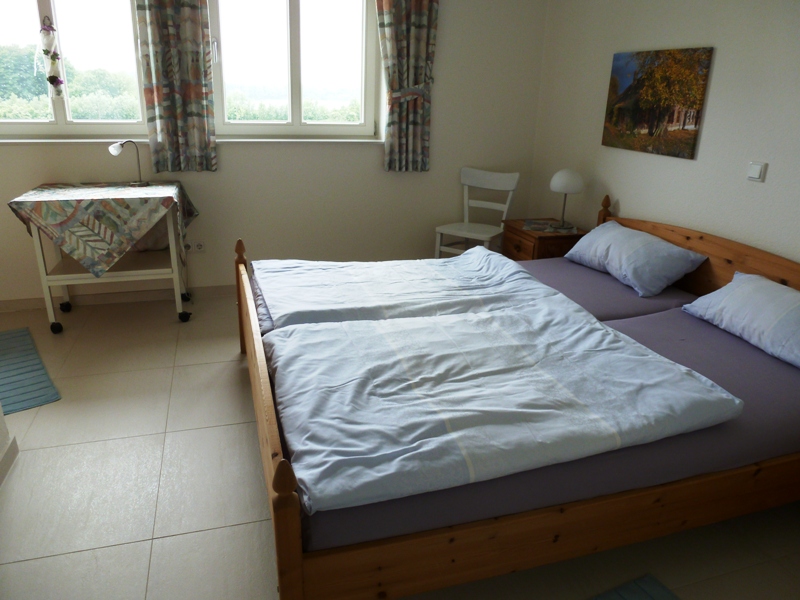 Ferienwohnung Deichkrone Rees – Schlafzimmer mit Doppelbett